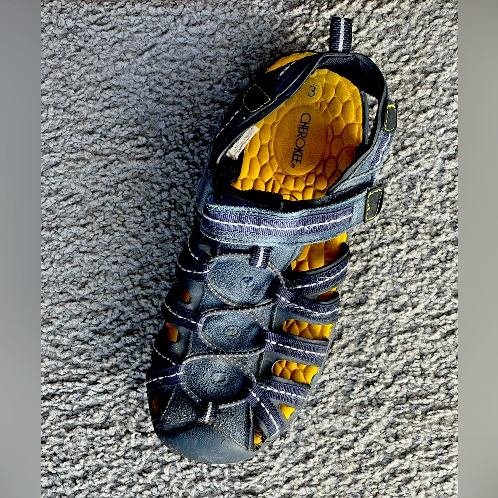 SINGLE CHEROKEE BLACK SANDAL. AMPUTEE. Left shoe, size 3.